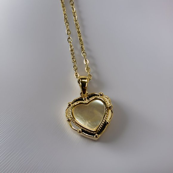 Gold Heart with Fan Shell Pendant Necklace - Picture 1 of 13